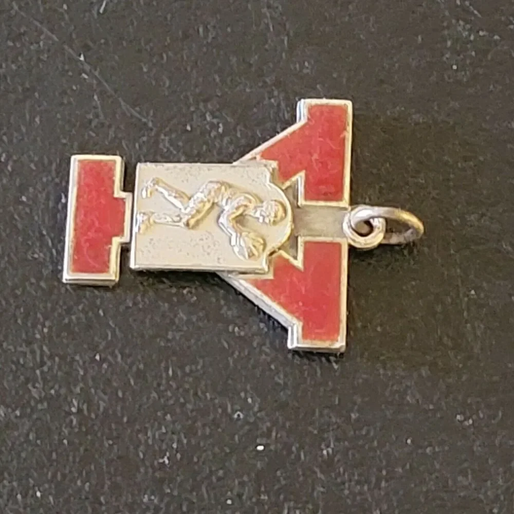 Vintage 1943 College of Idaho Yutes Basketball Badge Keychain‎ Zipper Pull Rare